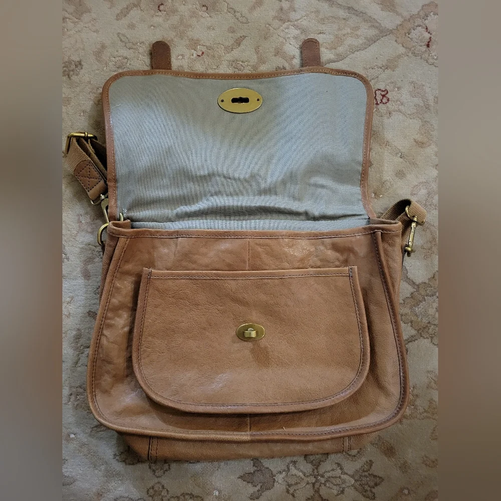 Fossil Vintage Brown Leather Messenger/Laptop Bag with Gold Clasp